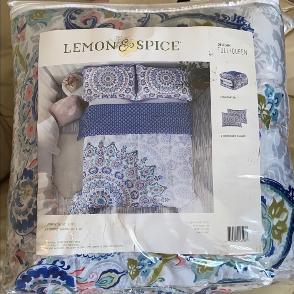 A comforter and 2 standards shams! Queen sized!